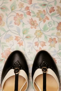 Charlie Stone Luxe Parisienne T-Strap Pumps In Zwart En Creme><noscript><img width=