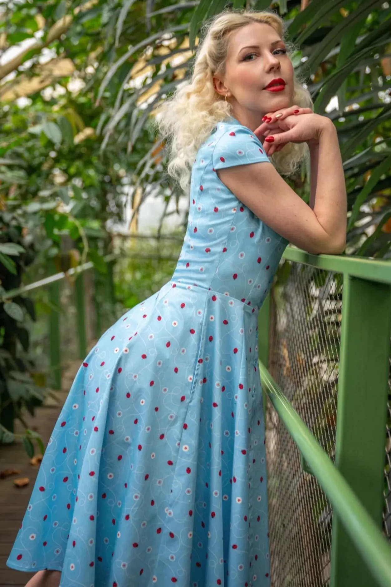 Topvintage Boutique Collection Topvintage Exclusive ~ Angie Swing Jurk In Licht Blauw Met Lieveheersbeestjes Print>Vrouwen Swing Jurken